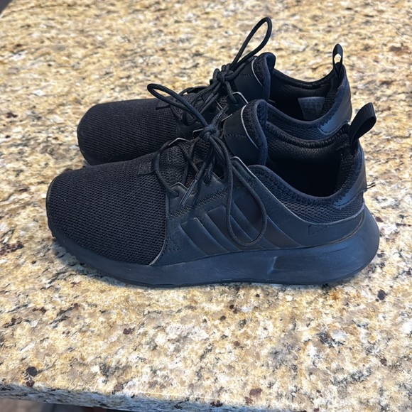 Girls barely worn, black Adidas sneakers - Picture 4 of 6